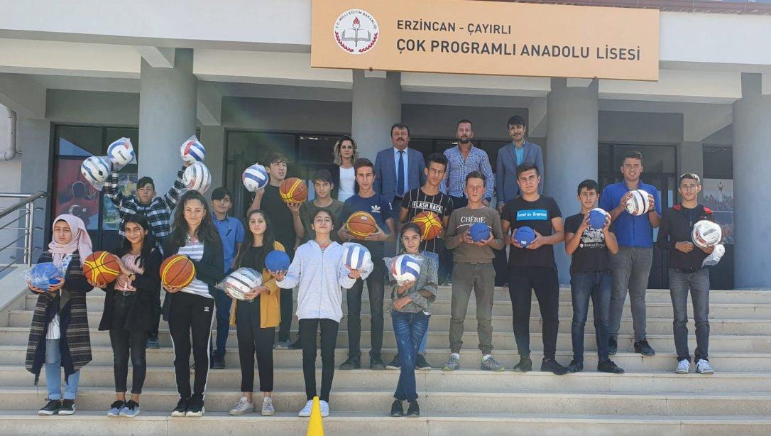 Milli futbolcumuz Fatih TEKKE'den İlçemize Spor Malzemesi Yardımı